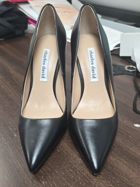 Charles David Size 7 Black Leather Pointed Toe Heels